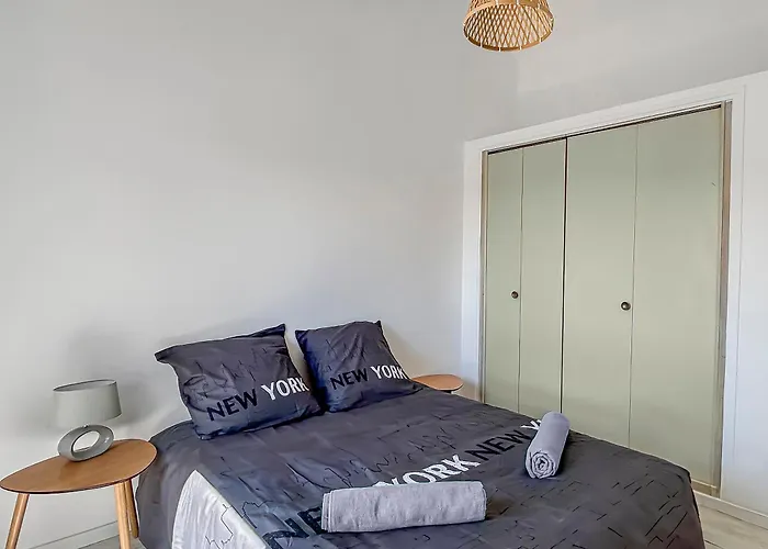 Апартаменты Maison Avec Jardin, Terrasse, Cheminee Insert Et Bois Каркассон