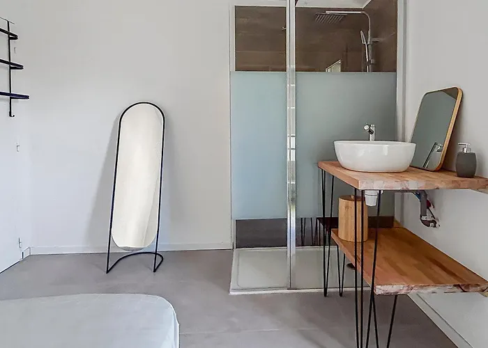 Maison Avec Jardin, Terrasse, Cheminee Insert Et Bois Каркассон